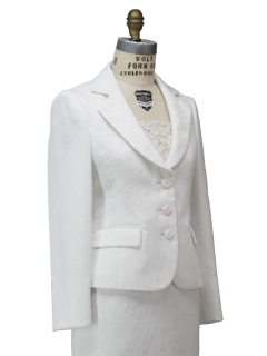 白いコットンのスーツ